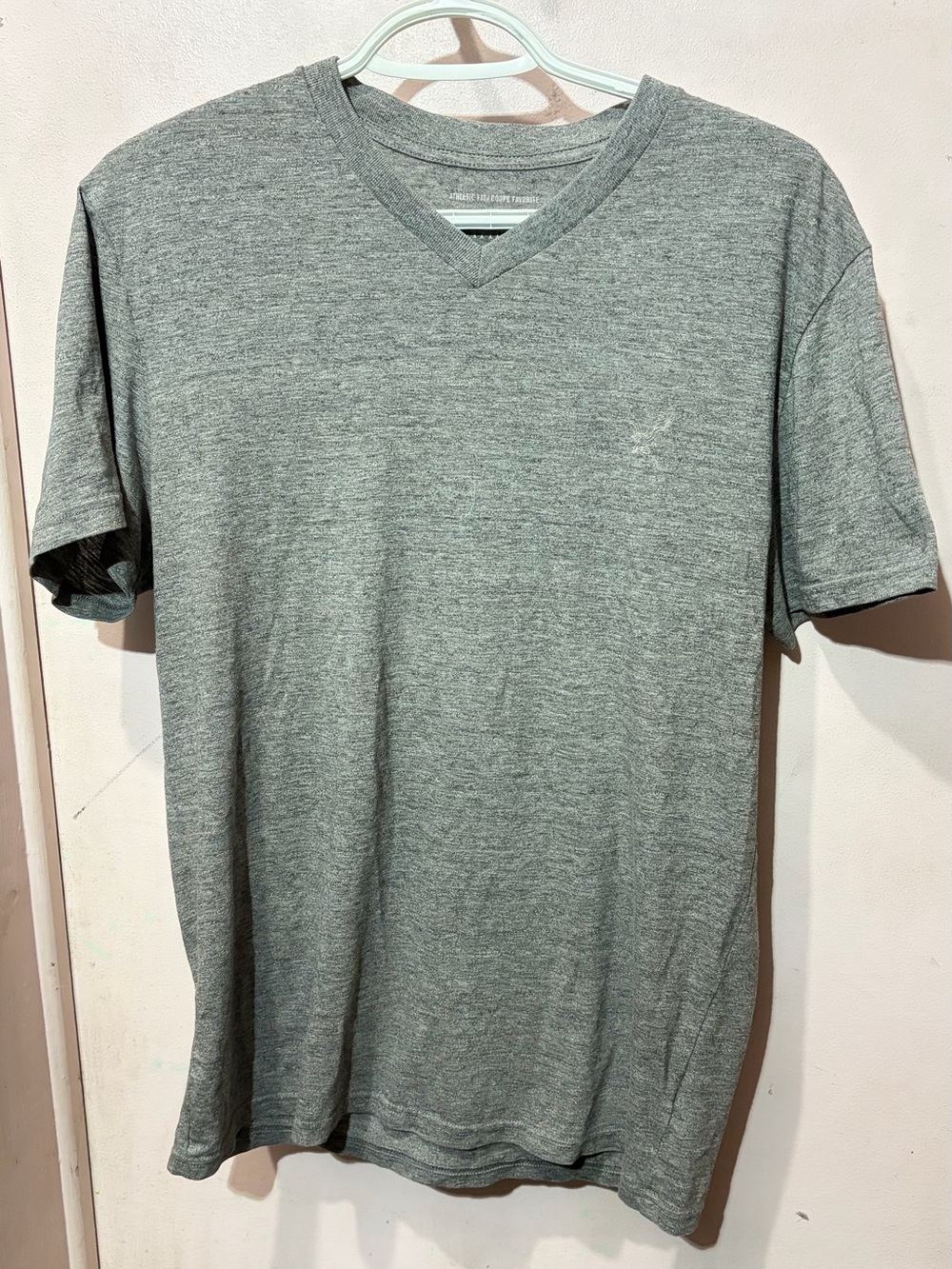 American Eagle Outfitters Gray V-Neck Short Sleeve Tee